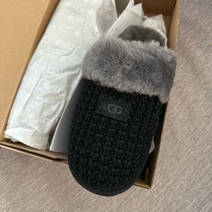 • UGG COZY SLIPPER •